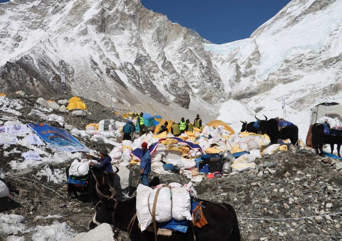 आरोहणको ७२ वर्षपछि सेनाद्वारा अन्नपूर्ण हिमालबाट फोहर सङ्कलन 